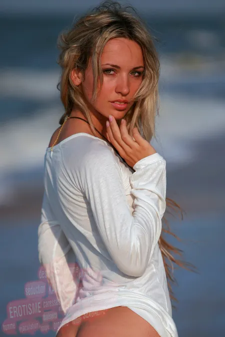 jeune femme blonde pour un moment d'amour dans les confins de l'océan des plaisirs au téléphone rose